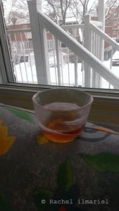 La neige tombe lentement pendant que je bois ce thé!